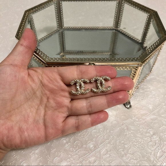 🍂 FALL SALE 🍂 Chanel Large Textured CC Logo Earrings GHW - Picture 4 of 6